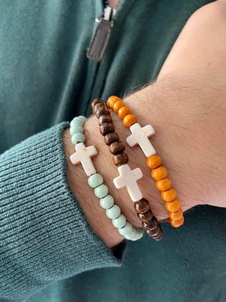 Pulseras bolas de madera con Cruz