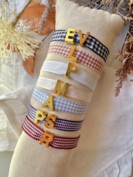 Pulseras vichy con letras doradas