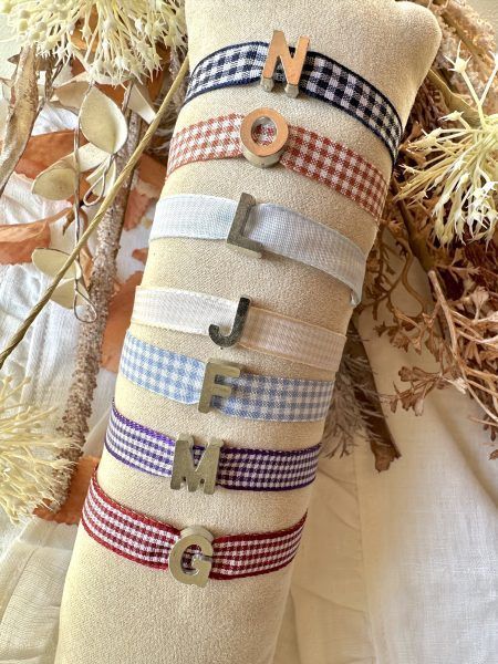 Pulseras vichy con letras plateadas