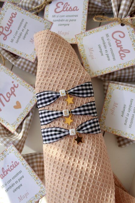 Pulsera vichy con abalorio e inicial