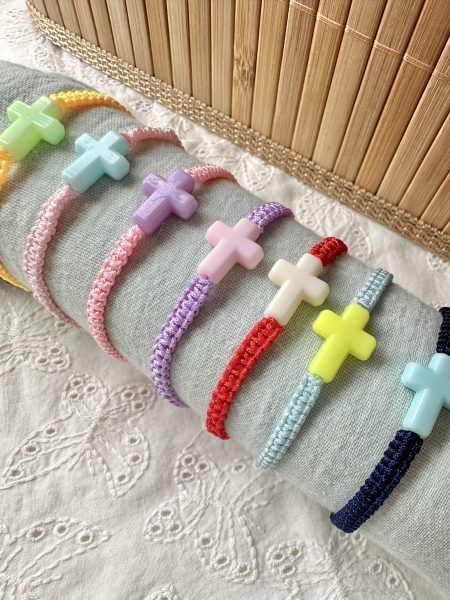 Pulsera de macramé con cruz