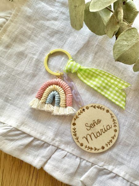 Llavero madera y arcoiris de macramé