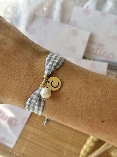 Pulserita vichy con perla e inicial