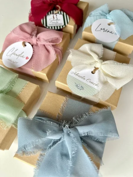 Cajita regalo con lazo de seda